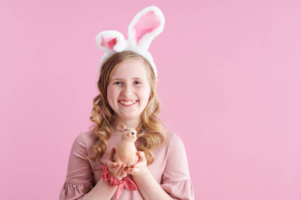 retrato de criança sorridente com longos cabelos loiros ondulados em rosa - rabbit ear antenna - fotografias e filmes do acervo