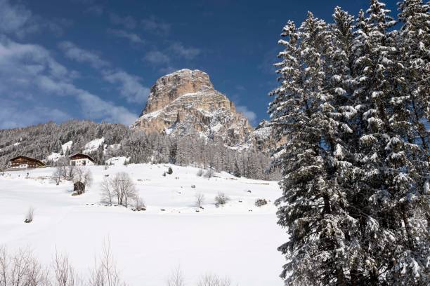 альта бадия корвара доломитовые альпы сассолунго - corvara стоковые фото и изображения