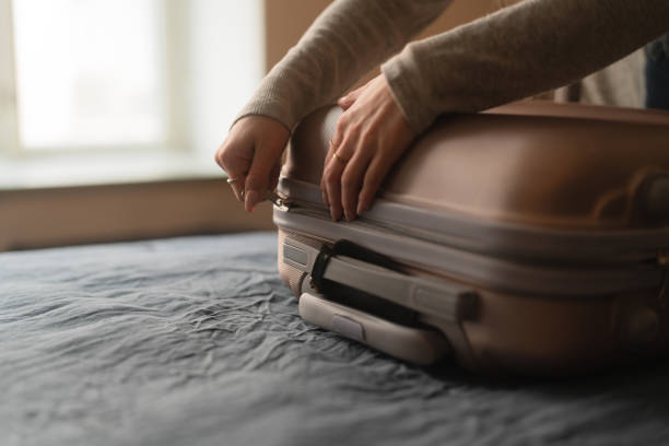 женщина упаковывает чемодан для поездки - luza стоковые фото и изображения