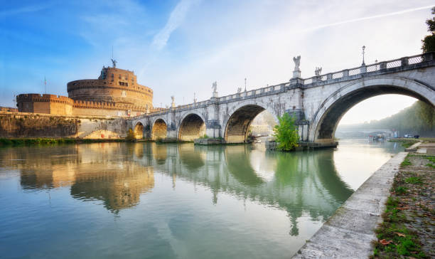 イタリア・ローマのテベレ川にあるサンタンジェロ城とサンタンジェロ橋。 - ponte sant angelo ストックフォトと画像