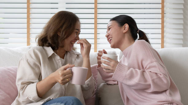 jovem idoso autêntico família real sentar-se conversa com crianças adultas crianças com momento de amor compartilhada na sala de estar em casa sentindo-se positivo relaxar desfrutar de ouvir menina criança. comunicação de treinador dos pais. - senior citizen woman - fotografias e filmes do acervo