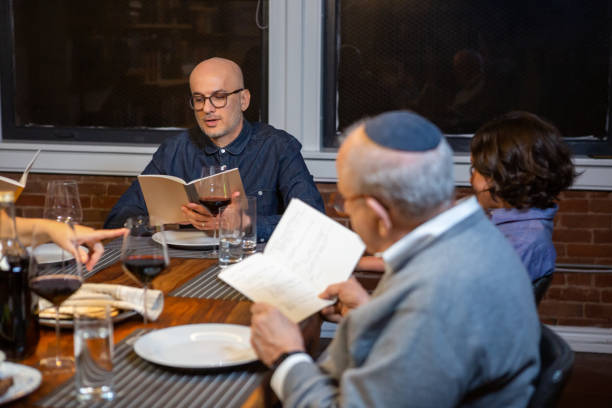 sederführer lesung aus der haggada - seder passover judaism family stock-fotos und bilder