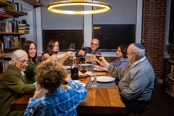 vin en famille buvant au seder de la pâque - seder passover judaism family photos et images de collection