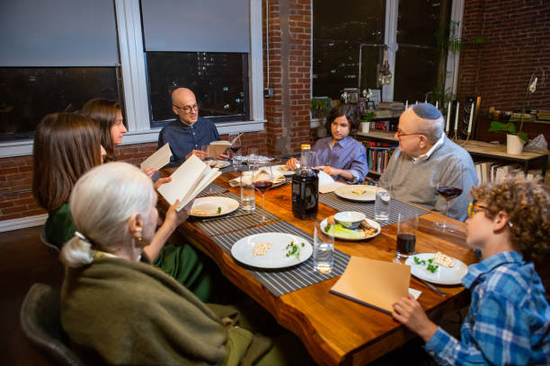jüdische familie feiert pessach - passover seder seder plate table stock-fotos und bilder