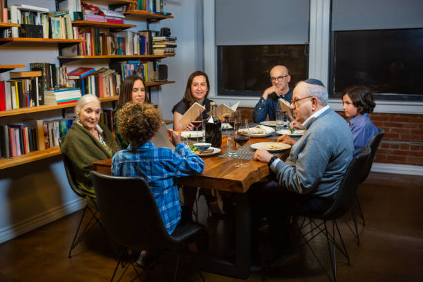 familienseder zu hause am pessachfest - seder passover judaism family stock-fotos und bilder