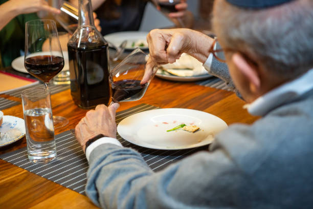 유월절 세더에서 와인 유출 - seder passover judaism family 뉴스 사진 이미지