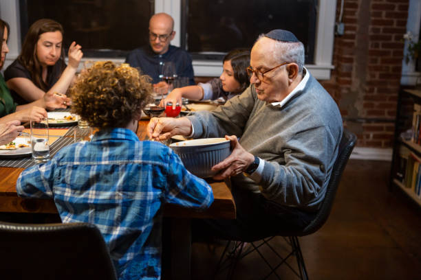 faire un sandwich hillel au seder de la pâque - seder passover judaism family photos et images de collection