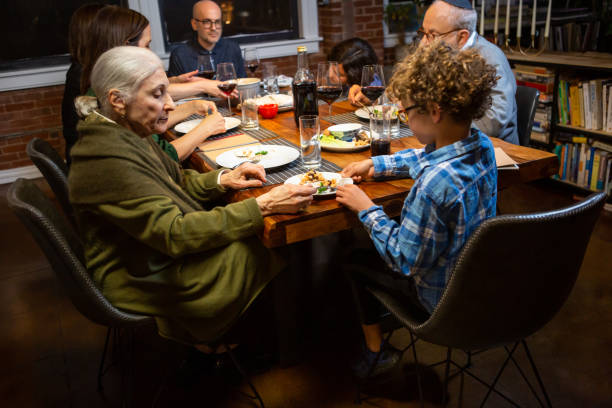 fare koreich al seder di pasqua - seder passover judaism family foto e immagini stock