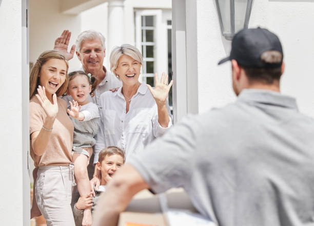 foto recortada de una familia saludando a un mensajero masculino que está haciendo entregas - correspondence waving horizontal outdoors fotografías e imágenes de stock