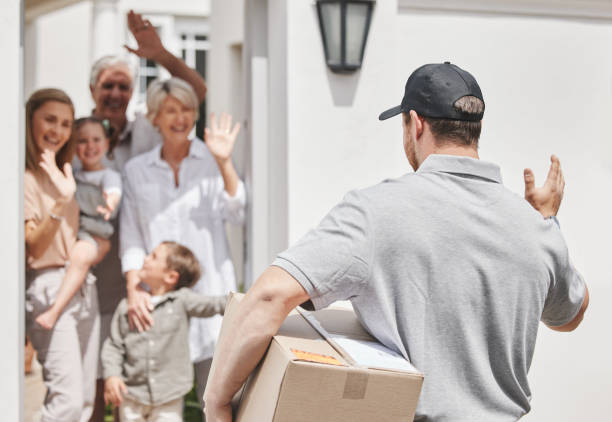 foto recortada de una familia saludando a un mensajero masculino que está haciendo entregas - correspondence waving horizontal outdoors fotografías e imágenes de stock