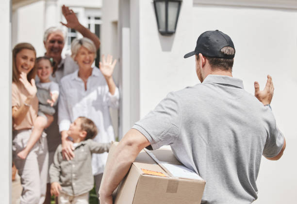 配達を行っている男性宅配便に手を振る家族のクロップドショット - correspondence waving horizontal outdoors ストックフォトと画像