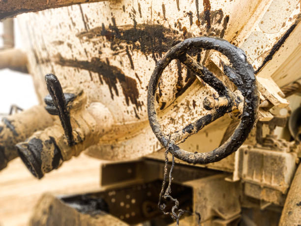 valvola per camion di petrolio greggio. - gas oil wellhead gauge foto e immagini stock