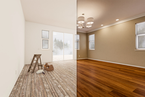 Habitación sin terminar cruda y recién remodelada de la casa antes y después con pisos de madera, molduras, pintura bronceada y luces de techo. photo