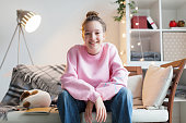 gl%C3%BCckliche-teenager-bloggerin-die-m