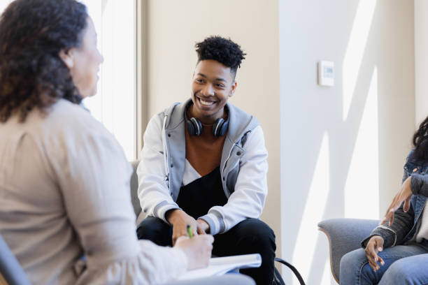 uśmiechający się dorosłych - therapy psychiatrist couple alternative therapy zdjęcia i obrazy z banku zdjęć