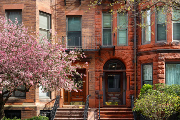 ボストンの歴史的なバックベイ、ボストンマサチューセッツ州のレンガ造りの家と桜のクローズアップ - boston massachusetts new england back bay ストックフォトと画像
