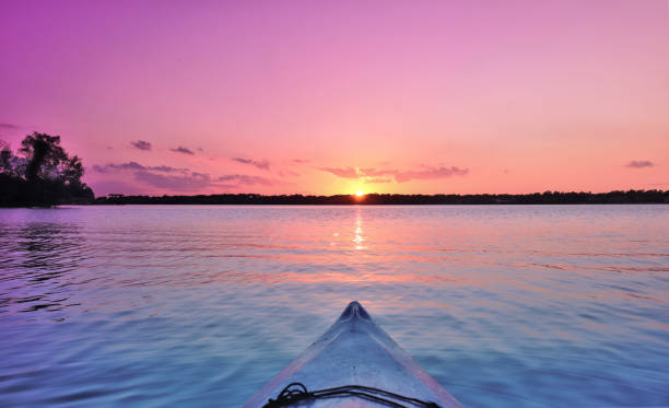 kayak en agua azul aqua - sky pink photography lake fotografías e imágenes de stock