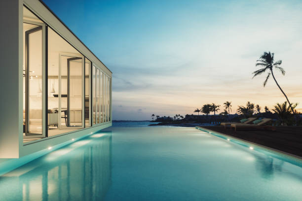 moderna villa di lusso sull'acqua - swimming pool luxury mansion holiday villa foto e immagini stock