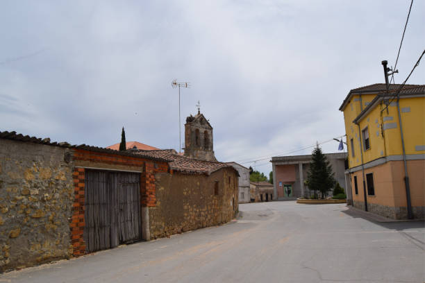 topas salamanca, access street to the square of the furniture next to the church - european culture ancient architecture still life imagens e fotografias de stock