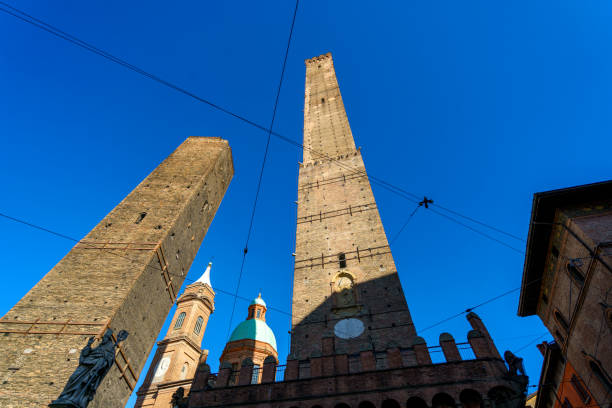 flachwinkelansicht von two towers (due torri), asinelli und garisenda, bologna, italien - due torri stock-fotos und bilder