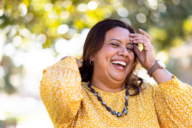 portret pięknej meksykańskiej kobiety - testimonial smiling women one person zdjęcia i obrazy z banku zdjęć