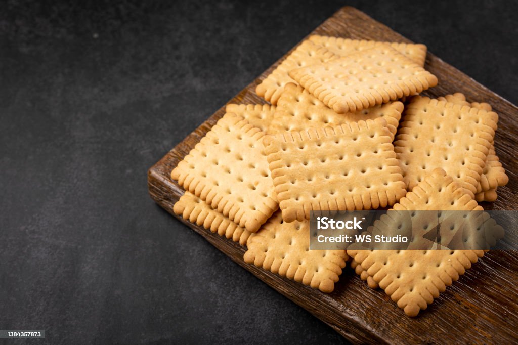 Prato com biscoito de amido de milho na mesa. - Foto de stock de Biscoito royalty-free