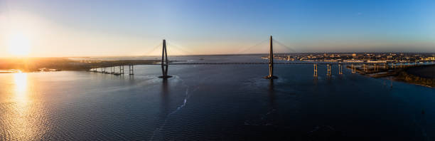 arthur ravenel jr. bridge sunrise sur mount pleasant, caroline du sud - arthur ravenel photos et images de collection