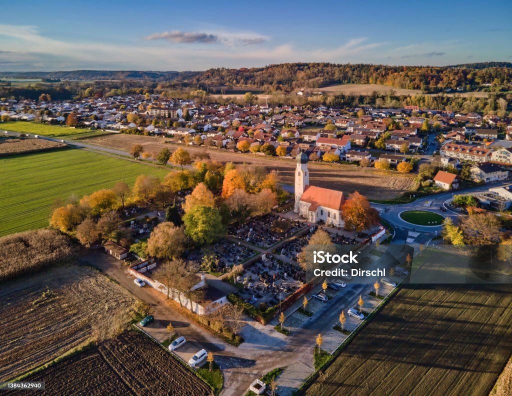 Winhöring Feldkriche, Landkreis Altötting, Oberbayern, Bayern, Deutschland / Winhöring field church, district of Altötting, Upper Bavaria, Bavaria, Germany Winhöring Feldkirche from above, Landkreis Altötting, Oberbayern, Bayern, Germany - aerial view, drone. German translation: Winhöring Field church from above, district of Altötting, Upper Bavaria, Bavaria, Germany - aerial view, drone Aerial View Stock Photo