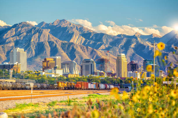 paisaje urbano del horizonte del centro de salt lake city de utah - utah fotografías e imágenes de stock