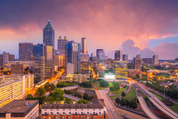 Skyline of Atlanta city at sunset in Georgia, USA Downtown Atlanta city skyline cityscape of Georgia, USA at sunset atlanta georgia stock pictures, royalty-free photos & images