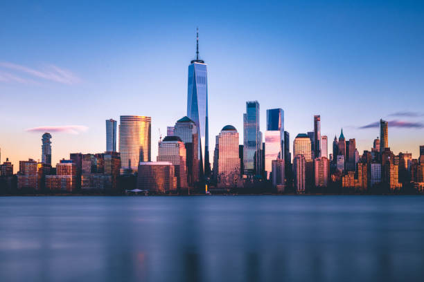 freedom tower and lower manhattan from new jersey - new york city stockfoto's en -beelden