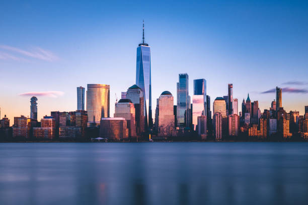 freedom tower e lower manhattan de nova jersey - downtown manhattan - fotografias e filmes do acervo