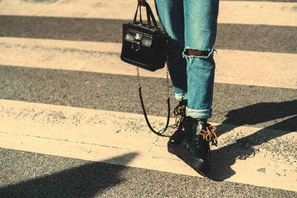 una ragazza sulla strada, gambe closeup - denim shorts foto e immagini stock