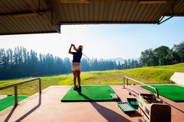 golfista mujer jugando al golf la gente se balancea y golpea el campo de golf está en la calle. hobby en vacaciones y vacaciones en club de golf. concepto de estilo de vida y deporte - golf power golf course challenge fotografías e imágenes de stock