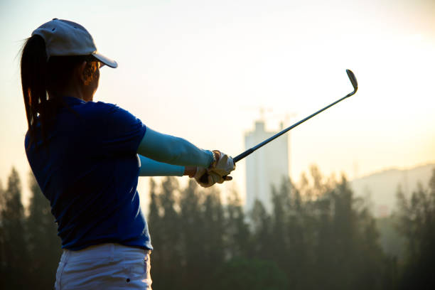 golferin spielt golf menschen schwingen und schlagen golfplatz ist auf dem fairway. hobby im urlaub und urlaub auf clubgolf. lifestyle- und sportkonzept - golf power golf course challenge stock-fotos und bilder