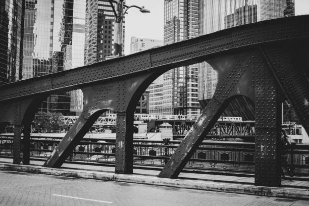 ponte de chicago - chicago black and white contemporary tower - fotografias e filmes do acervo