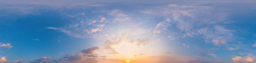 Panorama de un cielo azul oscuro al atardecer con nubes rosadas de Cirrus. Panorama hdr 360 sin fisuras en formato equiangular esférico. Cenit completo para visualización 3D, reemplazo del cielo para panoramas aéreos de drones photo