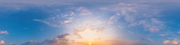 panorama d’un ciel bleu foncé au coucher du soleil avec des nuages de cirrus roses. panorama hdr 360 transparent au format équangulaire sphérique. zénith complet pour la visualisation 3d, remplacement du ciel pour les panoramas aériens de drones - ciel seulement photos et images de collection