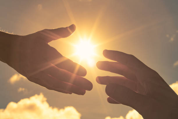 mano amiga tendiendo la mano para ayudar a alguien en atención. - reaching human hand handshake support fotografías e imágenes de stock