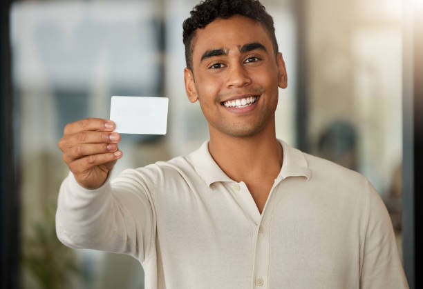 현대 사무실에서 명함을 보여주는 젊은 사업가의 초상화 - symbol communication business card men 뉴스 사진 이미지