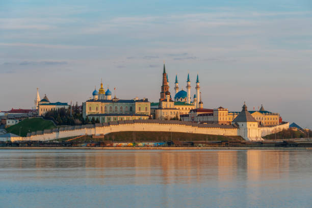 панорамный вид на казанский кремль со стороны реки казанки, мечеть кул шариф, башню сююмбике, благовещенский собор, казань, республика тата� - embankment стоковые фото и изображения