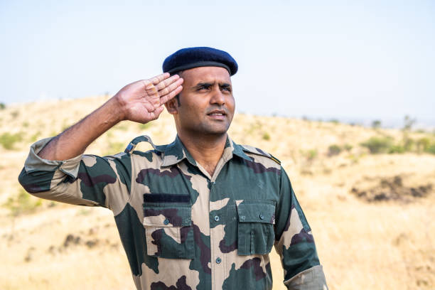fier soldat de l’armée indienne saluant en regardant au-dessus - concept de patriotisme, de respect et d’honneur - freedom fighter photos et images de collection