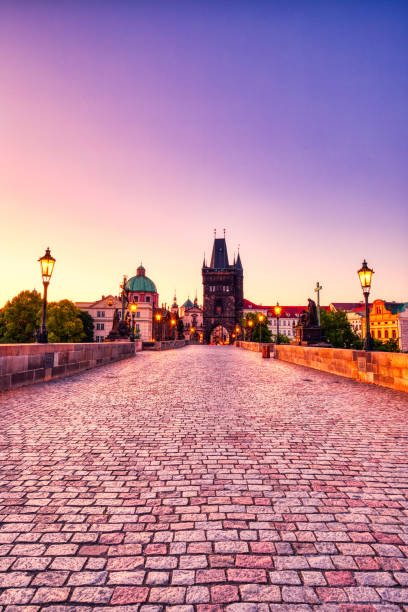 освещенный карлов мост в сумерках, прага - prague czech republic bridge charles bridge стоковые фото и изображения