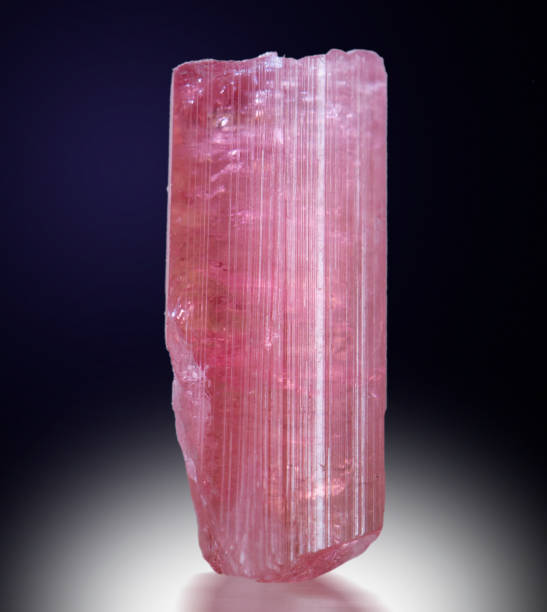 turmalin mineralny okaz kamień geologia geologiczna gem kryształ - amethyst crystal gem nature zdjęcia i obrazy z banku zdjęć