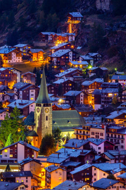 церматт, швейцария ночью. швейцарские альпы - zermatt стоковые фото и изображения