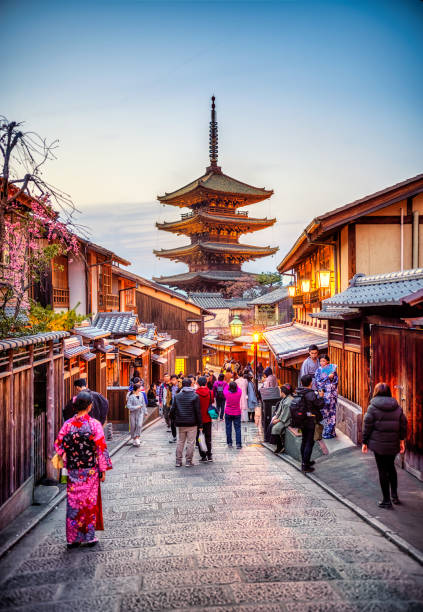 yasaka pagoda in gion at sunset, kyoto, japan - buddha ancient asia asian culture imagens e fotografias de stock