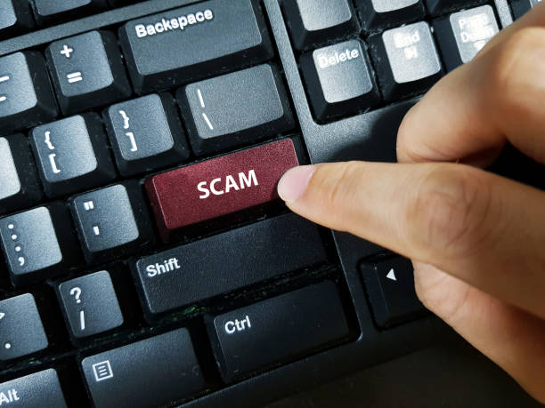 "scam"이라는 단어로 키보드 키를 누르는 사람 - redirecting 뉴스 사진 이미지