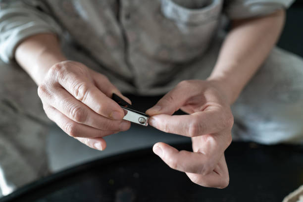 istock The man’s hand was cutting his nails. 1384583766