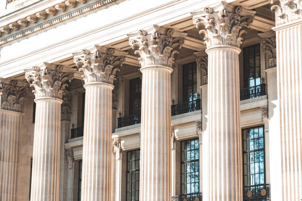 filary przy pomniku wellington arch na wzgórzu konstytucji londyn wielka brytania - corinthian courthouse column legal system zdjęcia i obrazy z banku zdjęć