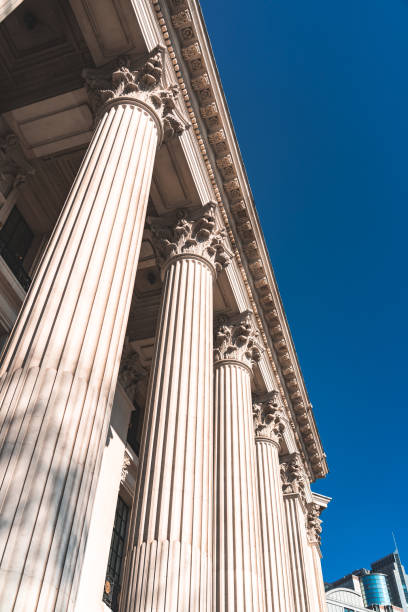 filary przy pomniku wellington arch na wzgórzu konstytucji londyn wielka brytania - corinthian courthouse column legal system zdjęcia i obrazy z banku zdjęć